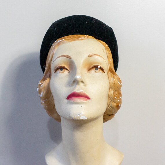 vintage 1960s black velvet pillbox hat with decor… - image 2