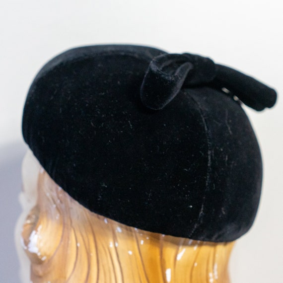 vintage 1960s black velvet pillbox hat with decor… - image 8