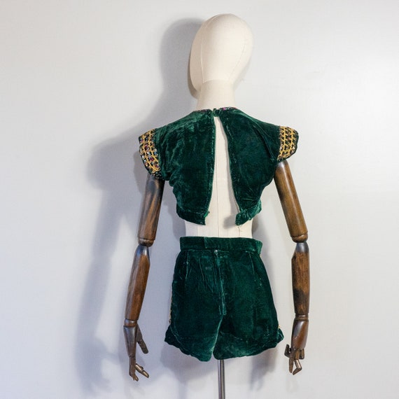 vintage 1940s green velvet cropped top and shorts… - image 9