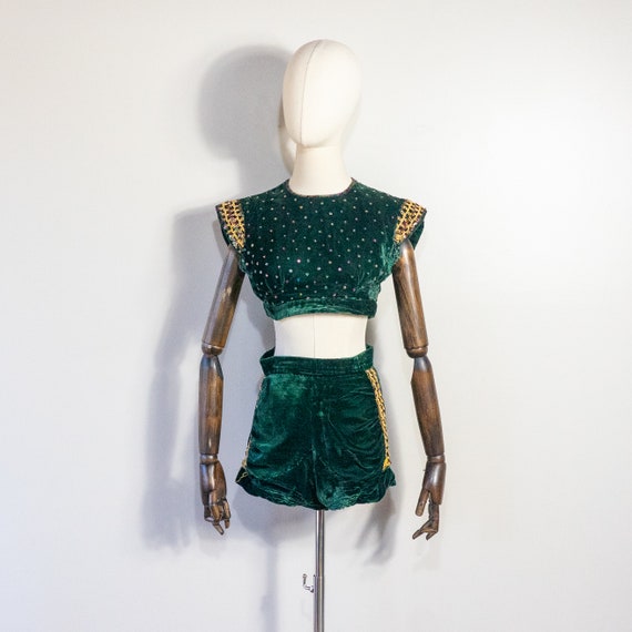 vintage 1940s green velvet cropped top and shorts… - image 2