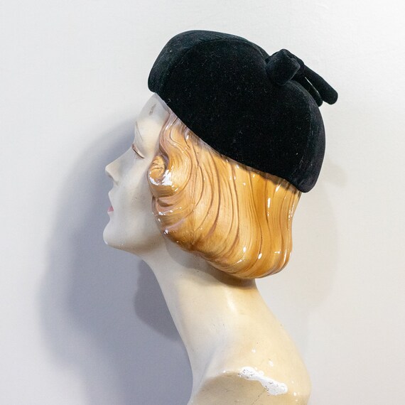 vintage 1960s black velvet pillbox hat with decor… - image 5