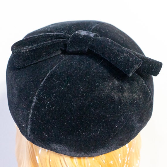 vintage 1960s black velvet pillbox hat with decor… - image 7