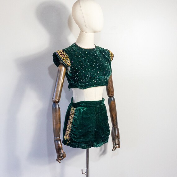 vintage 1940s green velvet cropped top and shorts… - image 7