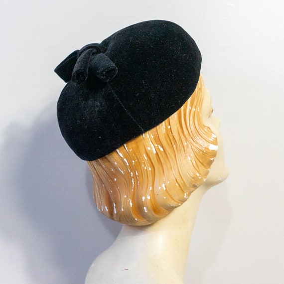 vintage 1960s black velvet pillbox hat with decor… - image 3