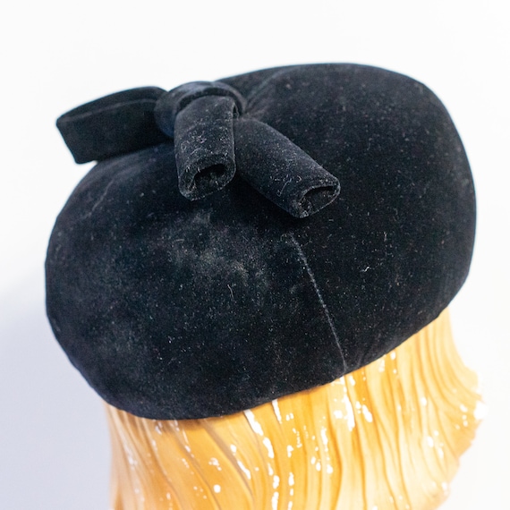 vintage 1960s black velvet pillbox hat with decor… - image 9