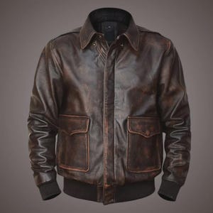 Könnte beinhalten: Braune Lederjacke mit Used-Look. Die Jacke hat einen Kragen, zwei Vordertaschen sowie gerippte Bündchen und Saum. Die Jacke hat einen klassischen Bomber-Stil.