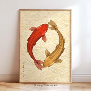 Puede incluir: Impresión artística enmarcada con dos peces koi en una composición circular. Un pez es rojo, el otro dorado, sobre un fondo crema con un patrón de olas. La obra de arte está en un marco de madera.