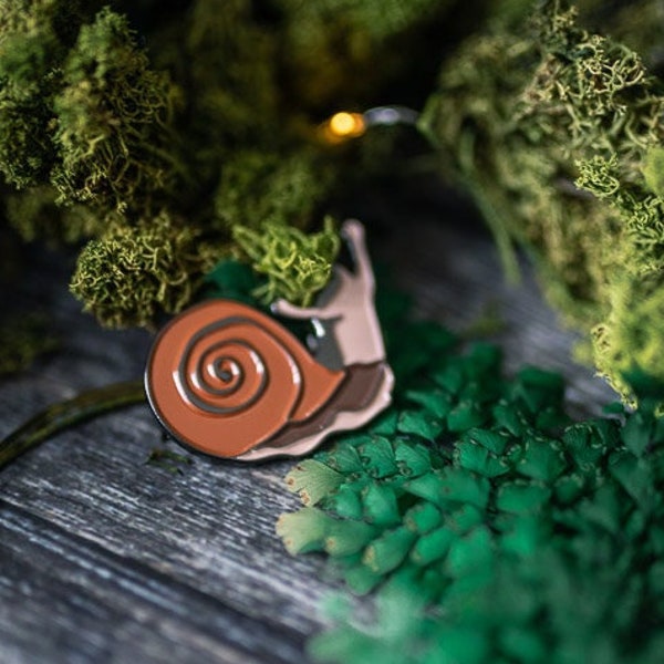 Enamel Pin Snail