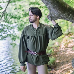 Camisa masculina renascentista, camisa verde camponesa, camisa pirata steampunk, fantasia, traje medieval, cosplay, camisa de manga bispo, ren fair