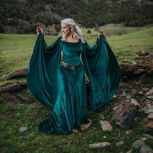 Green elven medieval dress velvet preraphaelite ren fair elf costume celtic medieval velvet dress image 1