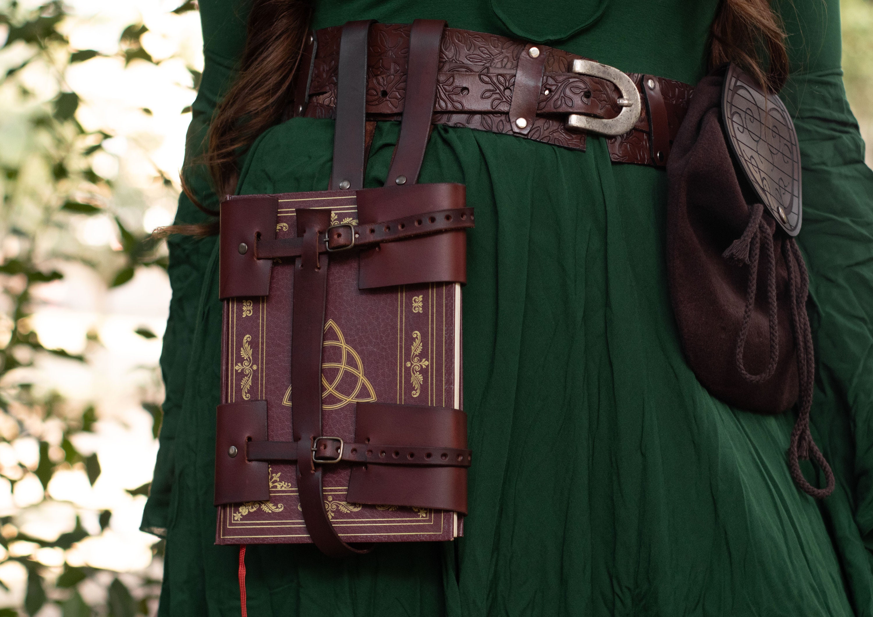 革製ブックホルスター – LARP、魔術、影の書 - Etsy 日本