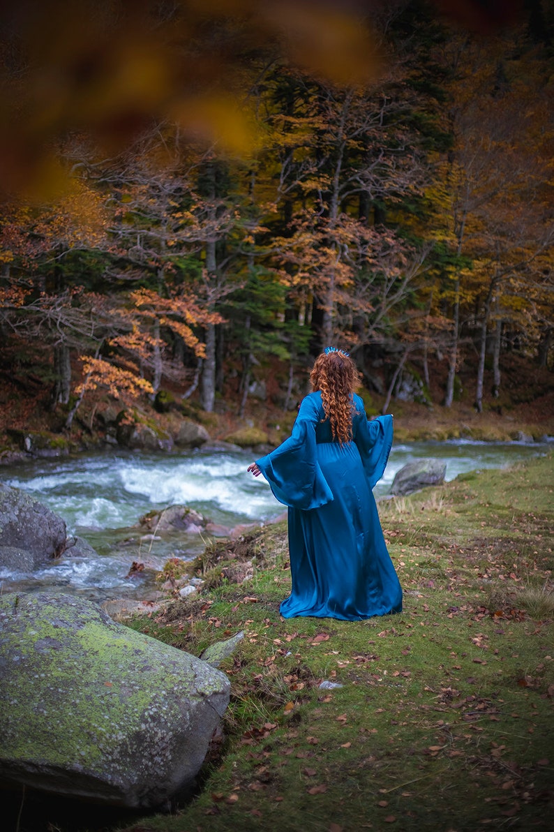 Robe médiévale Robe préraphaélite inspirée du costume surcot en mousseline de soie surcot robe médiévale manteau romantique robe elfique bleu et argent elfique image 2
