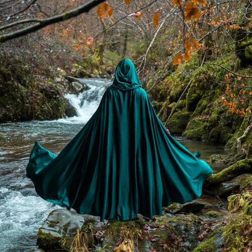 Cape de velours vert à capuche, cape de costume fantaisie elfique médiévale avec capuche