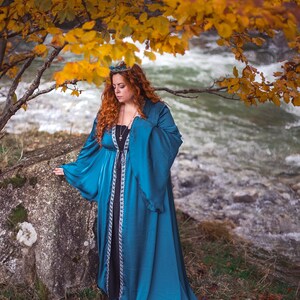 Robe médiévale Robe préraphaélite inspirée du costume surcot en mousseline de soie surcot robe médiévale manteau romantique robe elfique bleu et argent elfique image 4