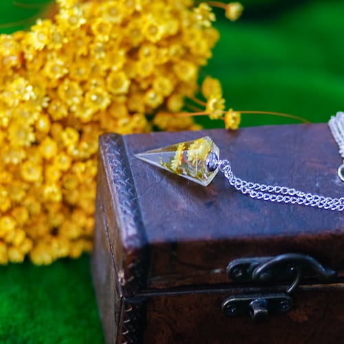 Collier pendule en résine véritable fleur jaune, bijoux mystiques