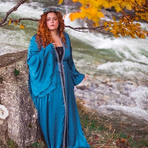 Robe médiévale Robe préraphaélite inspirée du costume surcot en mousseline de soie surcot robe médiévale manteau romantique robe elfique bleu et argent elfique image 3