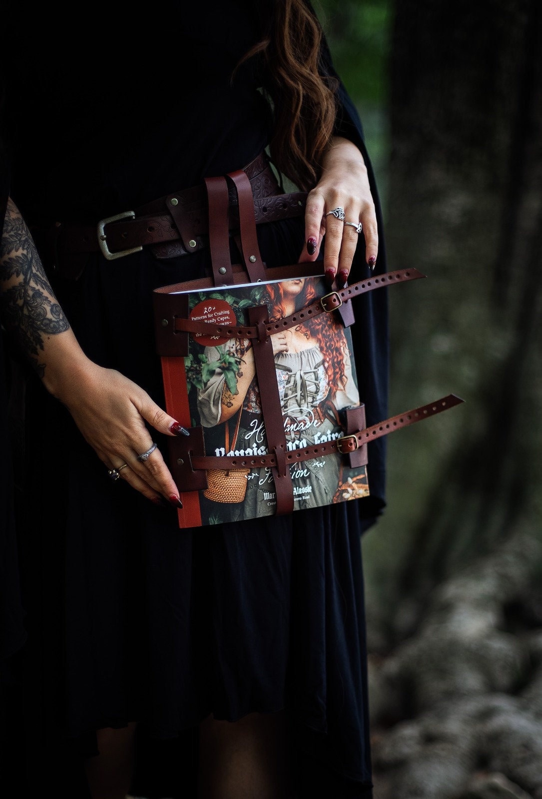 革製ブックホルスター – LARP、魔術、影の書 - Etsy 日本