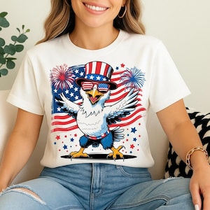 Águila calva patriótica divertida PNG, pájaro danzante del 4 de julio, sombrero de EE. UU., fuegos artificiales, diseño de camiseta retro de dibujos animados del Día de la Independencia
