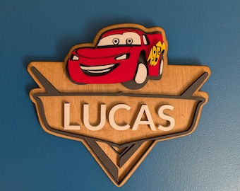 パーソナライズされたライトニング・マックィーンの名前サイン：手描きの車の壁飾り