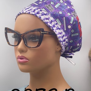 Puede incluir: Un gorro quir&uacute;rgico morado con un patr&oacute;n de c&iacute;rculos blancos, rect&aacute;ngulos verdes y las palabras "NEURO SURGERY". El gorro lo lleva un maniqu&iacute; con gafas de carey. El n&uacute;mero "0273B" est&aacute; impreso en la camisa del maniqu&iacute;.