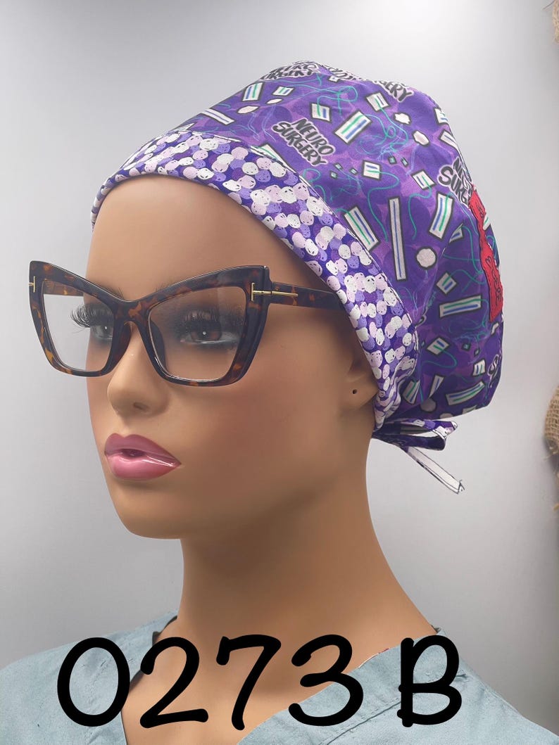 Puede incluir: Un gorro quir&uacute;rgico morado con un patr&oacute;n de c&iacute;rculos blancos, rect&aacute;ngulos verdes y las palabras "NEURO SURGERY". El gorro lo lleva un maniqu&iacute; con gafas de carey. El n&uacute;mero "0273B" est&aacute; impreso en la camisa del maniqu&iacute;.