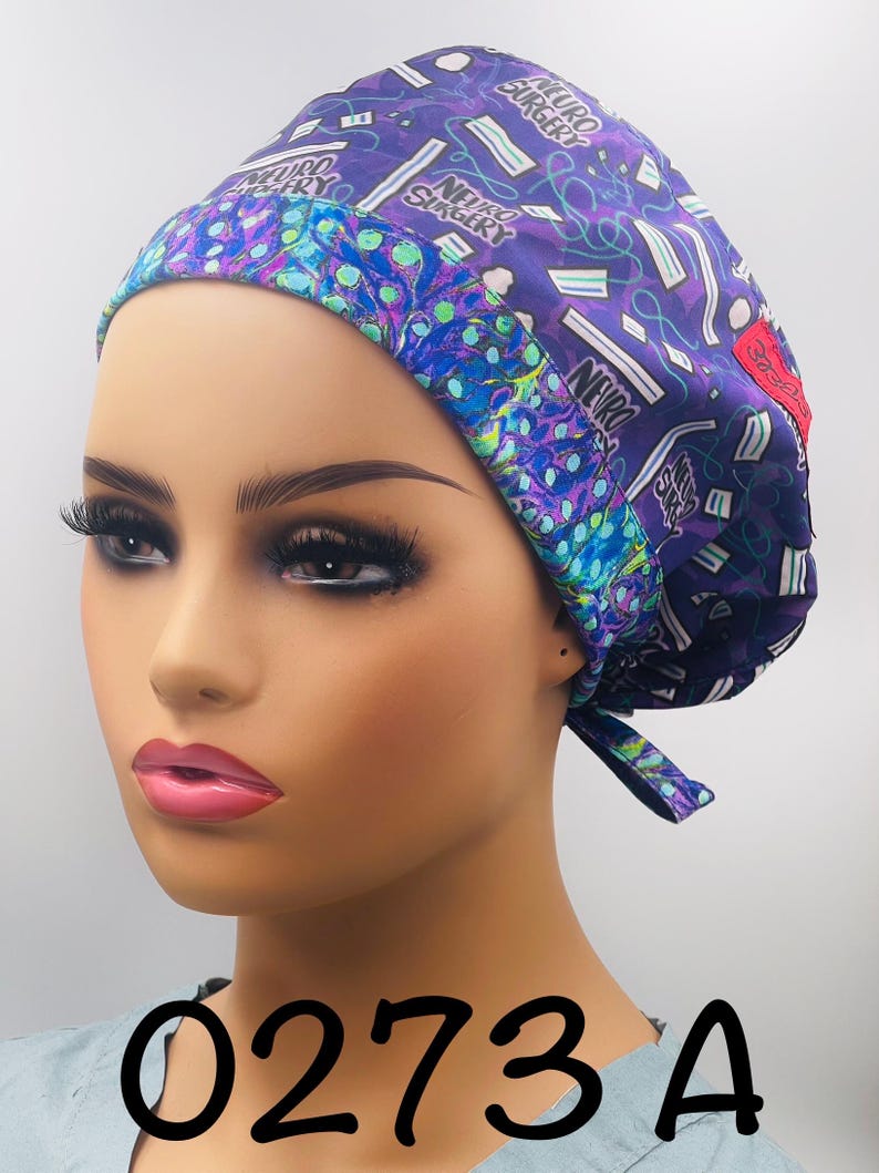 Puede incluir: Un gorro quir&uacute;rgico morado con un patr&oacute;n de instrumentos m&eacute;dicos y las palabras "Neuro Surgery". El gorro tiene un borde con estampado azul y verde. El texto "0273 A" es visible en la parte inferior.