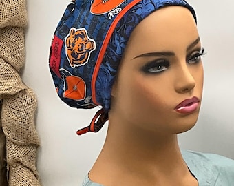 Gorra quirúrgica de los Chicago Bears: Cómoda gorra de algodón con lazo, disponible en todas las tallas.