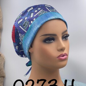 Puede incluir: Un gorro quir&uacute;rgico azul con un patr&oacute;n de rect&aacute;ngulos blancos y las palabras "NEURO SURGERY". El gorro tiene un borde azul claro y una etiqueta roja. El n&uacute;mero "0273H" est&aacute; impreso en negro en la parte inferior.