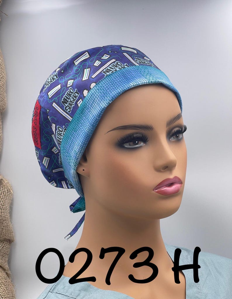 Puede incluir: Un gorro quir&uacute;rgico azul con un patr&oacute;n de rect&aacute;ngulos blancos y las palabras "NEURO SURGERY". El gorro tiene un borde azul claro y una etiqueta roja. El n&uacute;mero "0273H" est&aacute; impreso en negro en la parte inferior.