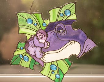 Acchiappasole ispirato a Littlefoot e alla sua mamma, ambientato alla ricerca della Valle Incantata, decorazione per finestra effetto vetrata, decorazione per cameretta a tema dinosauri, regalo per i fan.
