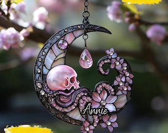 Rosa Schädel-Halbmond-Suncatcher, gotisches Blumenimitat-Buntglas-Fenster, das mit Kristalltropfen, einzigartiges Halloween-Dekor hängt