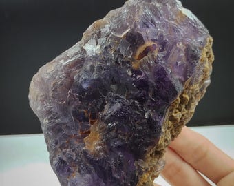 Muestra de fluorita púrpura natural (930 g) procedente de Baluchistán.