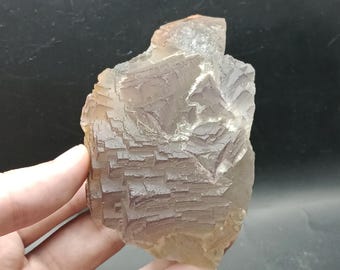 Especímenes de fluorita natural de 319 g con tonos púrpura claros, procedentes de Loralai, Baluchistán, Pakistán. Espectaculares especímenes minerales.