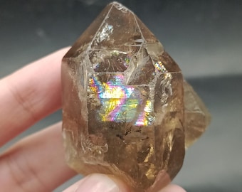Cristal de cuarzo ahumado natural en bruto, raro, de 69 g, con inclusiones de arcoíris y dendritas, procedente de Skardu. Espécimen mineral.