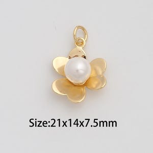 Zierlicher Goldblumenanhänger, 18K Gold gefüllte Süßwasserperle Charms, Blumenanhänger für DIY Halskettenarmband-Schmuckzubehör
