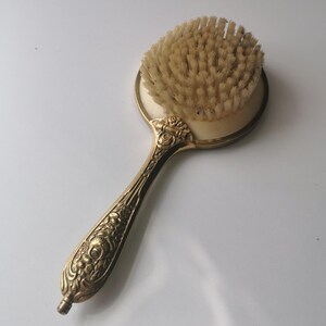 Brosse à main vintage dorée avec motif floral brodé - Manche décoré - Style victorien