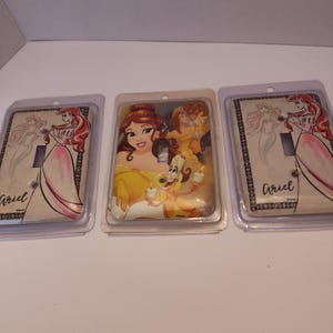 Pu&ograve; includere: Tre coperture decorative per interruttori della luce con personaggi Disney. Una copertura mostra Belle con Lumiere, un'altra Ariel, e la terza mostra anche Ariel. Ogni copertura &egrave; racchiusa in una confezione di plastica trasparente.