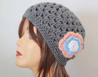 Bonnet au crochet fait main couleur gris avec fleur