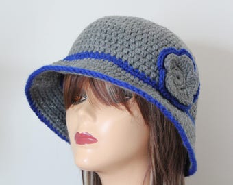 Bob fait main au crochet gris, bleu royal avec fleur