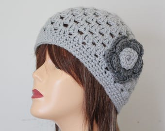 Bonnet au crochet fait main gris clair avec fleur