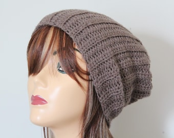 Bonnet au crochet fait main couleur taupe
