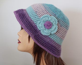 Bob au crochet fait main Bleu aqua, gris, vert menthe, violet avec fleur