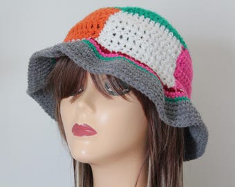 Bob fait main au crochet Vert, gris, orange foncé, rose, blanc