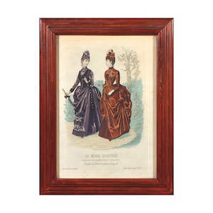 Antica La Mode Illustrée n. 2 del 1877 – Figurina di moda colorata a mano, litografia francese vittoriana in cornice di legno massello. Incisioni da collezione