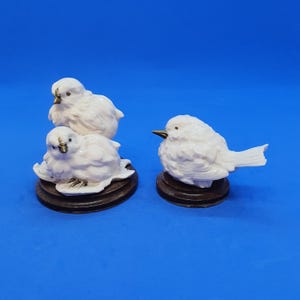 Zestaw figurek ptaków z ceramiki w stylu vintage – dekoracja półki na zwierzęta, ręcznie robione białe ptaki ze złotym wykończeniem i drewnianą podstawą – kolekcjonerska rzeźba europejska
