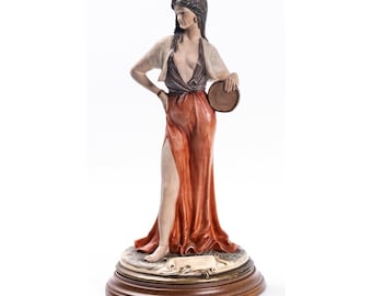 Figurina Capodimonte firmata da B. Merli – Signora italiana d'epoca con tamburello – Scultura in porcellana dipinta a mano, arte in ceramica da collezione