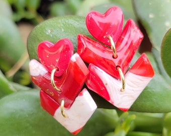 Boucles d’oreilles en argile polymère Red Heart et Chevron pour la Saint-Valentin avec des accents blancs et dorés