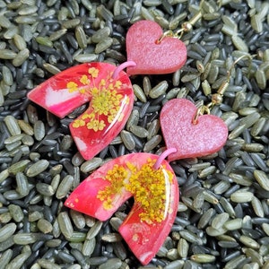 Pendientes de arcilla con flores secas de arco rosa y rojo