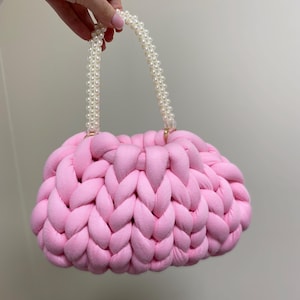 Grobstrick Tasche mit Perlenhenkel – Rosa Handgemachte Geldbörse, Kawaii Ästhetisches Geschenk für Sie, kleine geflochtene Handtasche für Cottagecore Outfits