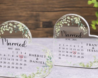 Verlobungsgeschenk personalisiert, Hochzeitskalender Acryl Plakette, Hochzeitsgeschenk für Paar, Verlobungs-Andenken Geschenk, verlobtes Geschenk für Paar
